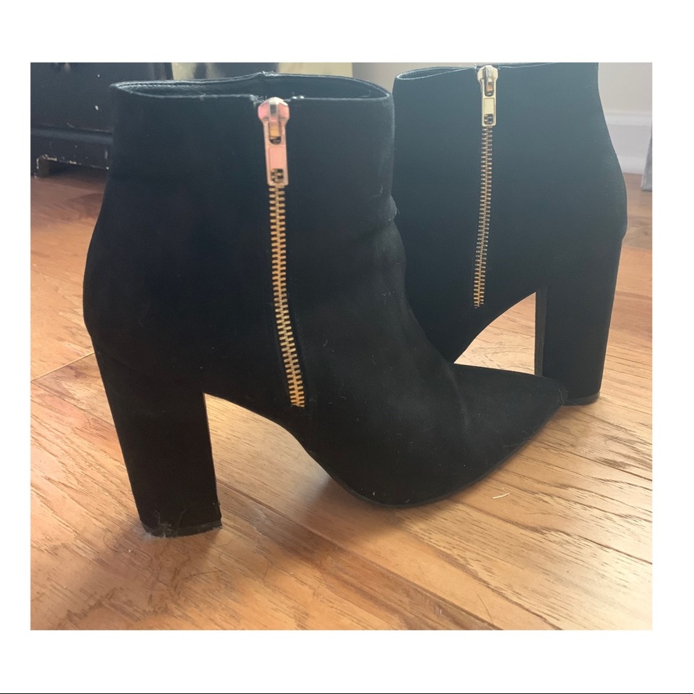 Closed toed pumps